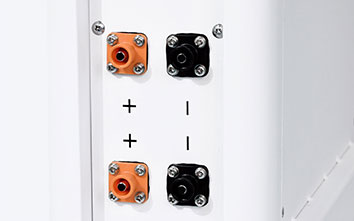 電源開關(guān)，正、負(fù)極端口